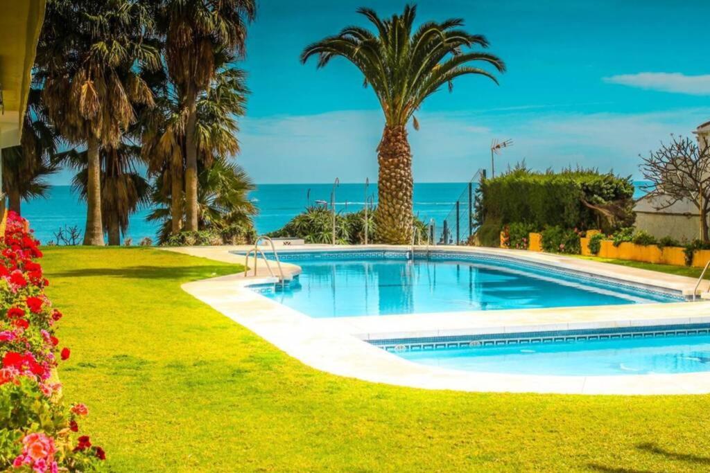 Piso Bonito En La Primera Linea De La Playa Con Vistas Al Mar En Benalmadena Exterior photo