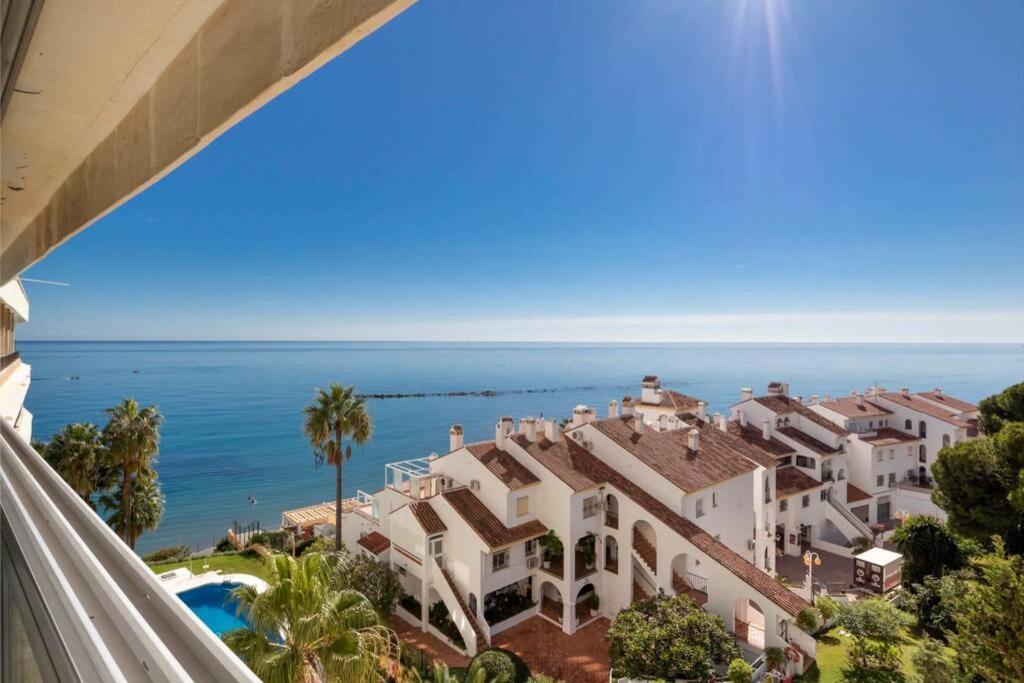 Piso Bonito En La Primera Linea De La Playa Con Vistas Al Mar En Benalmadena Exterior photo