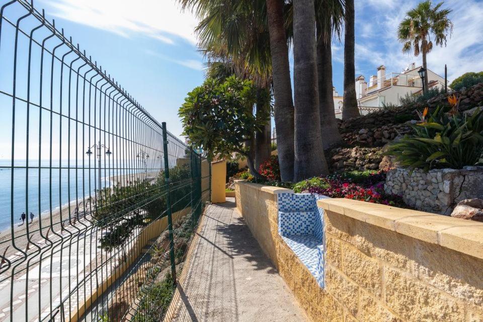 Piso Bonito En La Primera Linea De La Playa Con Vistas Al Mar En Benalmadena Exterior photo